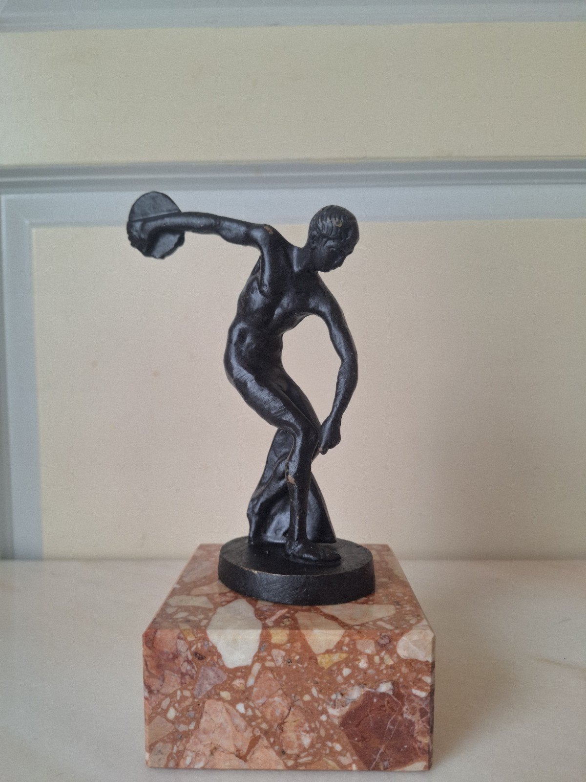 Massief bronzen discuswerper op marmeren voet, Ophalen, Brons