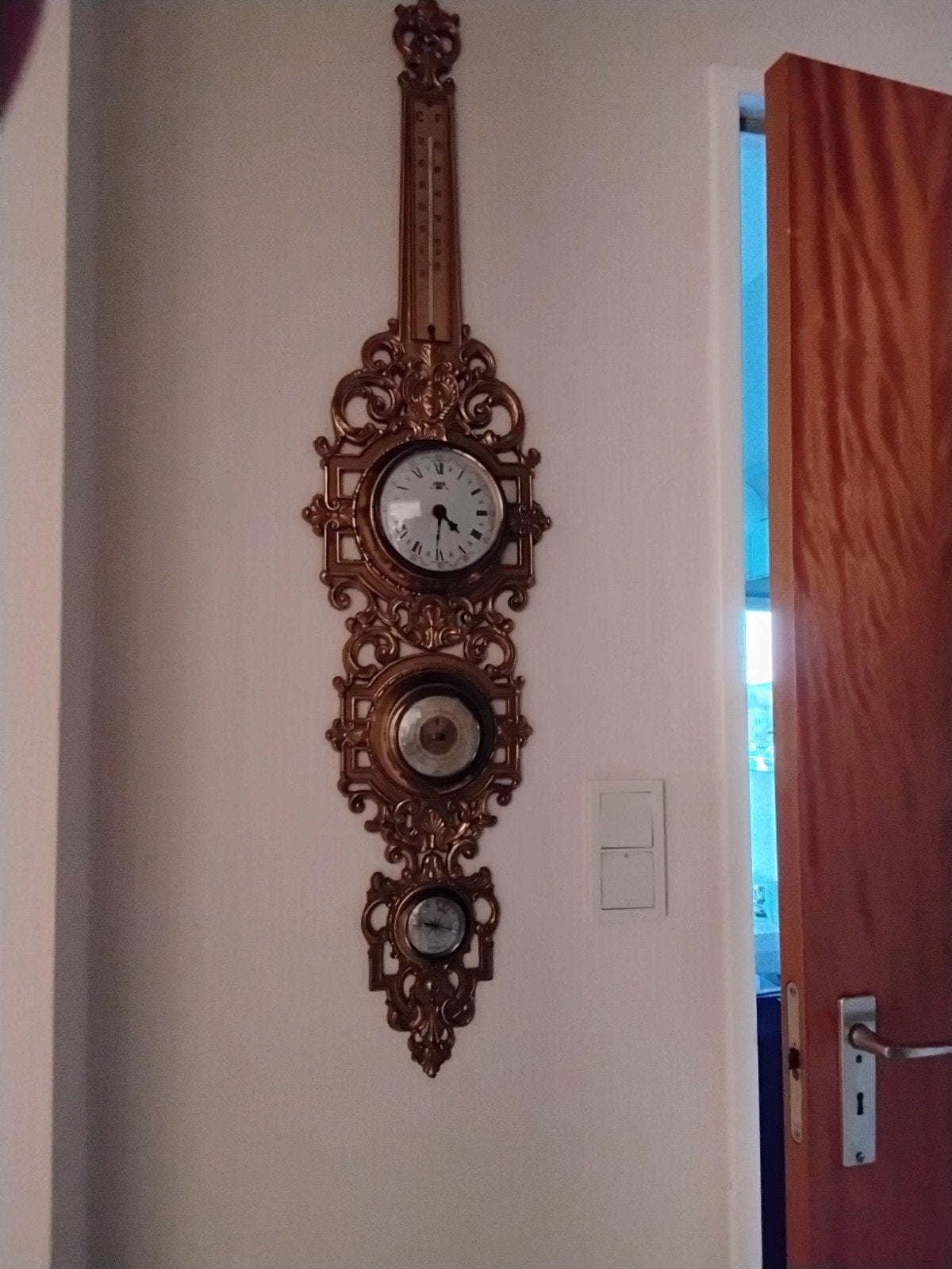 horloge avec barromètre, Enlèvement