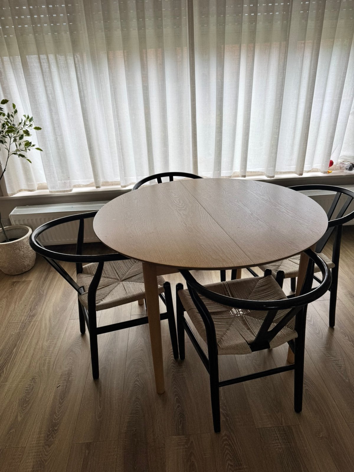 Verstelbare eettafel met 4 stoelen, Ophalen, Eikenhout, Zo goed als nieuw, Vijf personen of meer