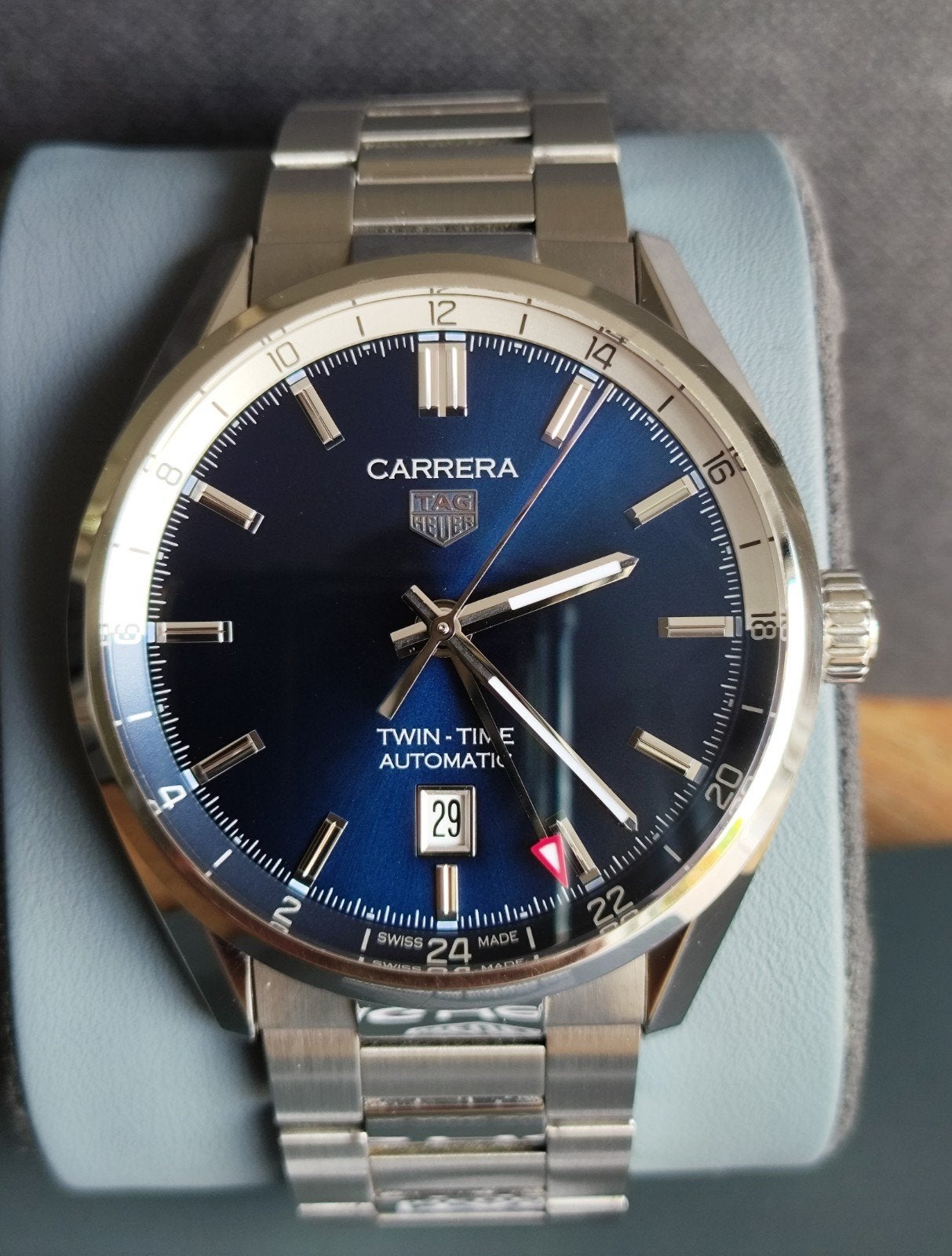 T.K. i.nw.st. 1 Tag Heuer Carrera Twin Time (GMT) van 2022., Bijoux, Sacs & Beauté, Montres | Hommes, Montre-bracelet, Enlèvement ou Envoi