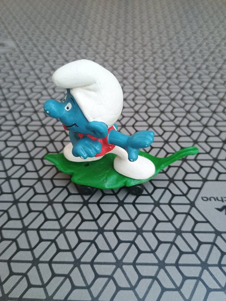 Superschtroumpf sur skateboard d'une feuille 4.0204, Collections, Schtroumpfs, Enlèvement ou Envoi, Utilisé, Autres Schtroumpfs