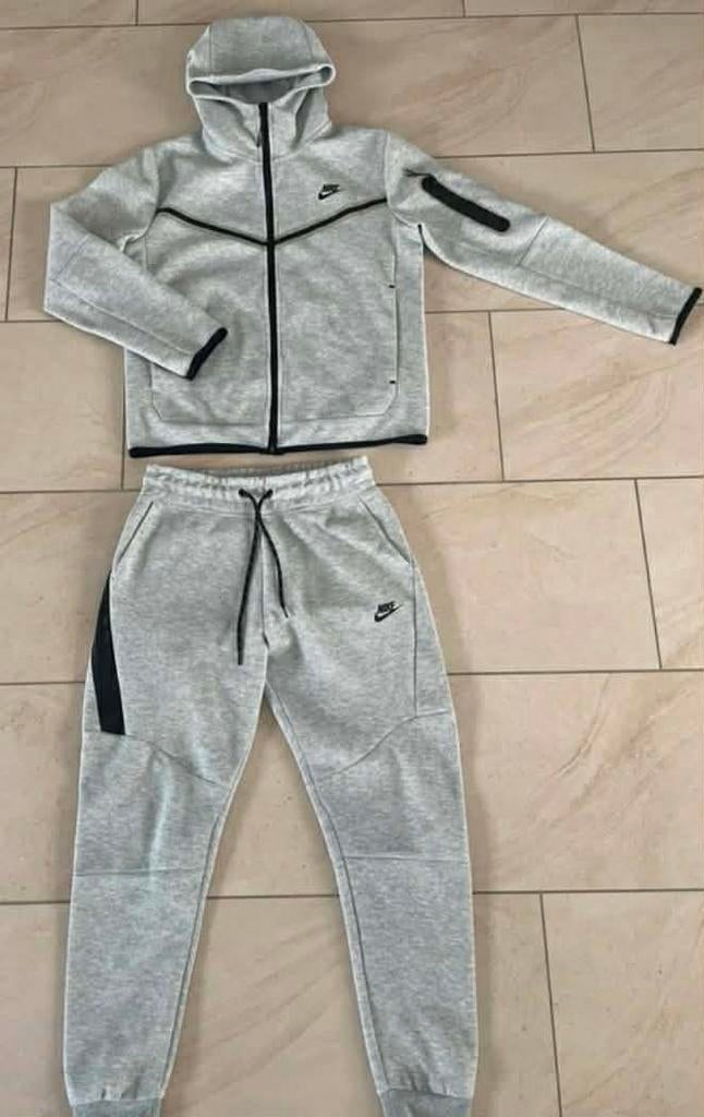 Ensemble Nike Tech - taille M, Vêtements | Hommes, Vêtements de sport, Enlèvement ou Envoi, Gris