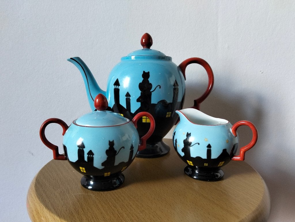 Oude theepot met suikerpot en melkkannetje., Ophalen
