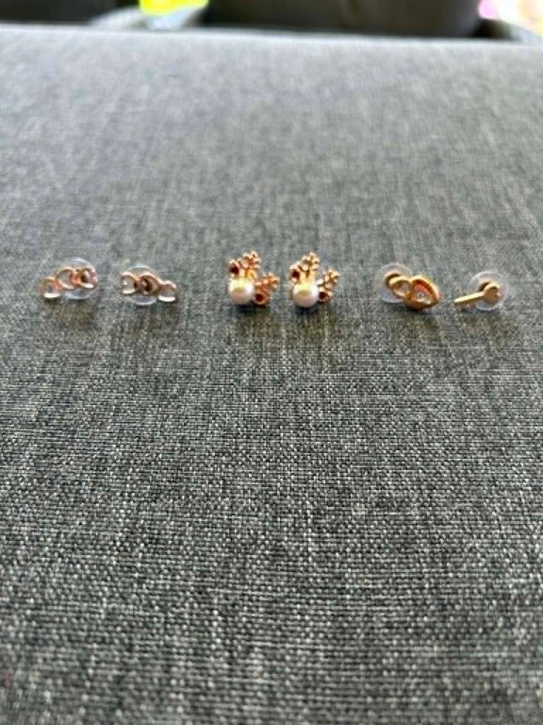 Ensemble de trois paires de boucles d’oreilles, Bijoux, Sacs & Beauté, Boucles d'oreilles, Enlèvement, Comme neuf, Autres couleurs