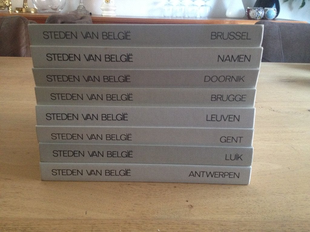8 boeken, de steden van België, Enlèvement ou Envoi, Utilisé
