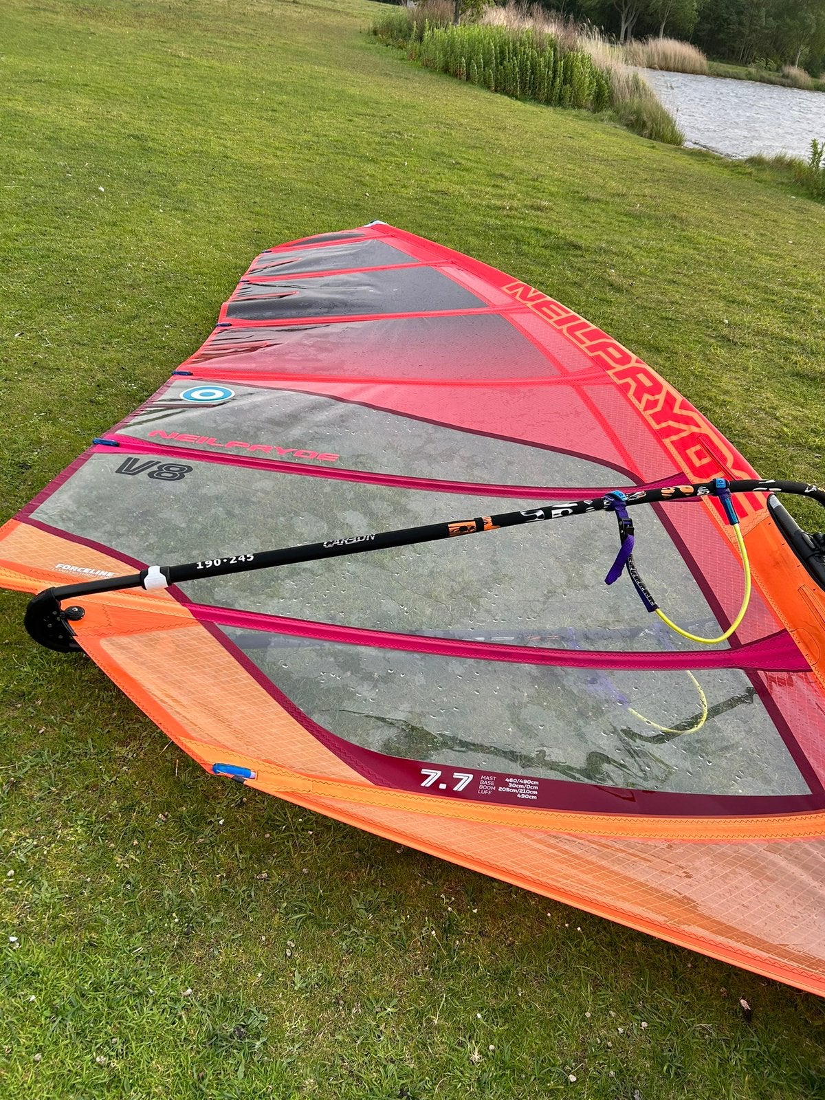 7.7 Neilpryde V8 Freerace zeil in perfecte conditie, Watersport en Boten, Windsurfen, 6.5 m² tot 8 m², Zo goed als nieuw, Met draagtas