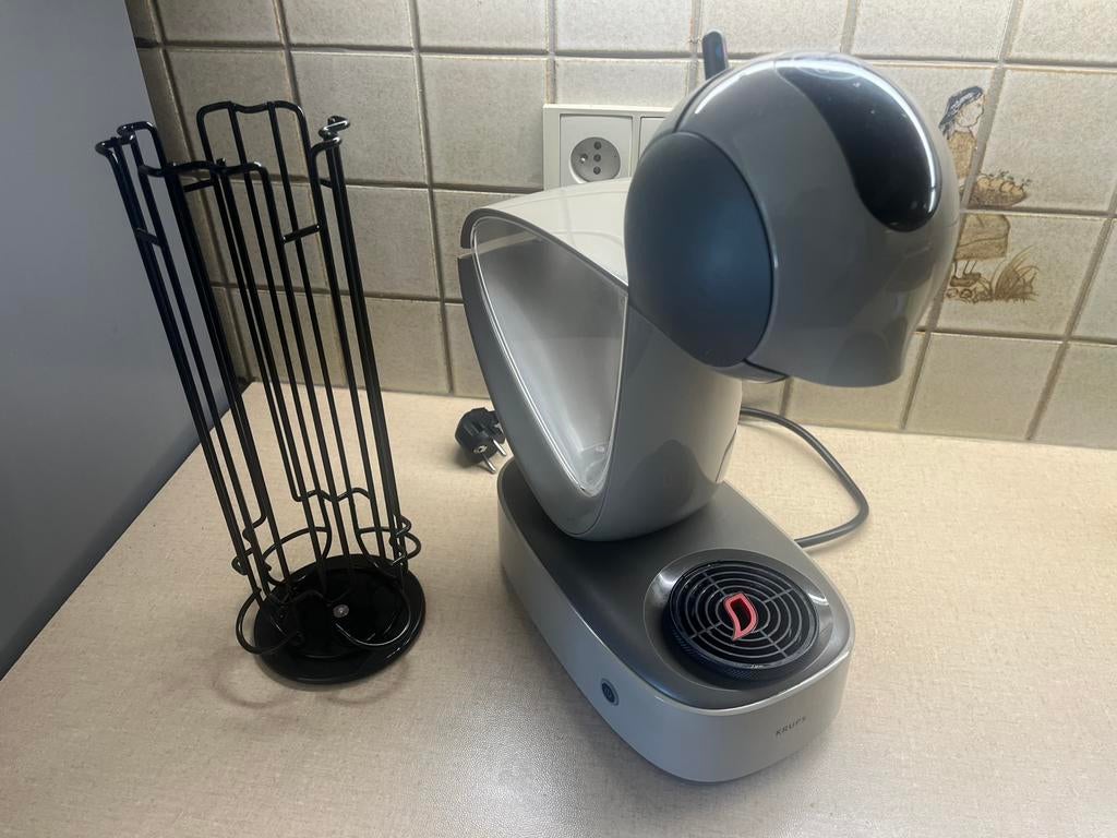 Dolce gusto koffiemachine met cup houder, Elektronische apparatuur, Koffiezetapparaten, Ophalen, Zo goed als nieuw, Koffiemachine