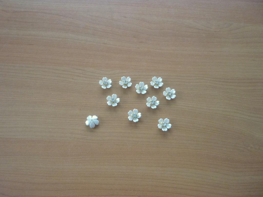 Lot 10 parelmoer witte bloemen centrale strasssteen 15 mm, Ophalen of Verzenden