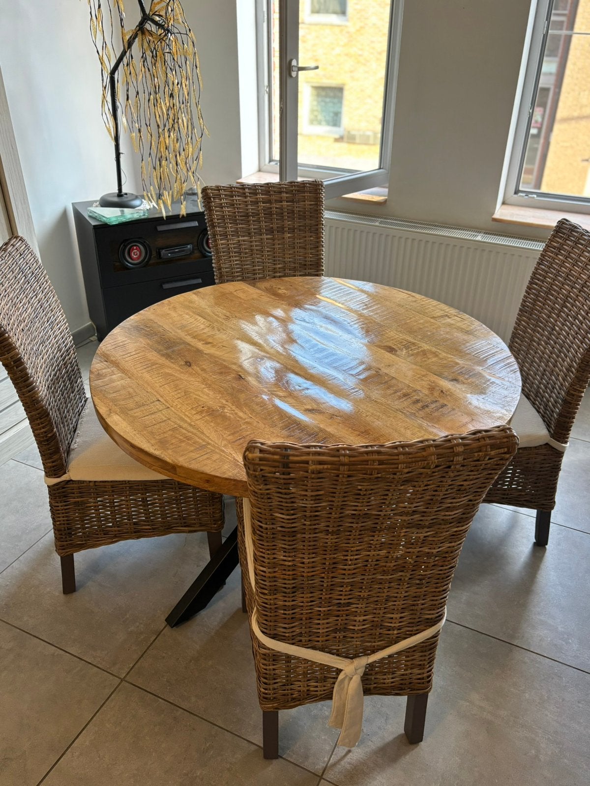 Table ronde avec 4 chaises en rotin, Enlèvement, Comme neuf