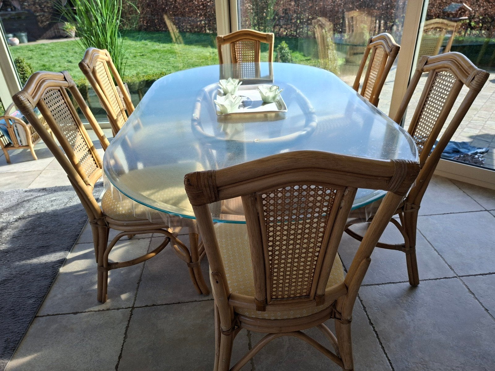 Rotan tafel in glas en stoelen handgemaakt, Huis en Inrichting, Ophalen of Verzenden, Glas
