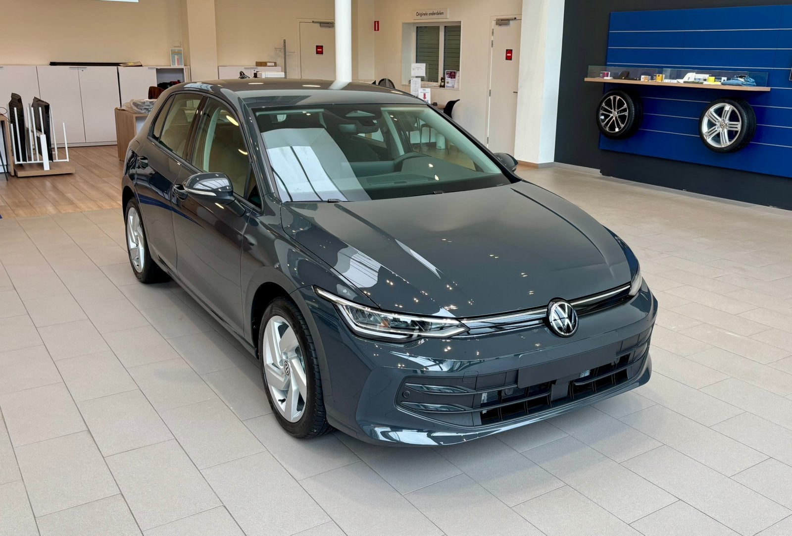 Nieuwe VW Golf 8 SPORTS + trekhaak en 5 j garantie, Autos, Volkswagen, 121 g/km, Argent ou Gris, Achat, Euro 6