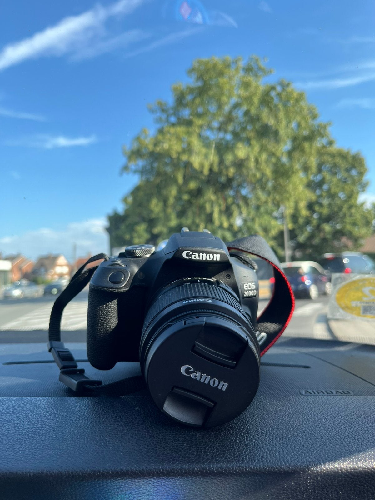 Canon EOS 2000D + 18-55mm Lens – Complete Set 340, Ophalen, Zo goed als nieuw, Draagriem, Canon