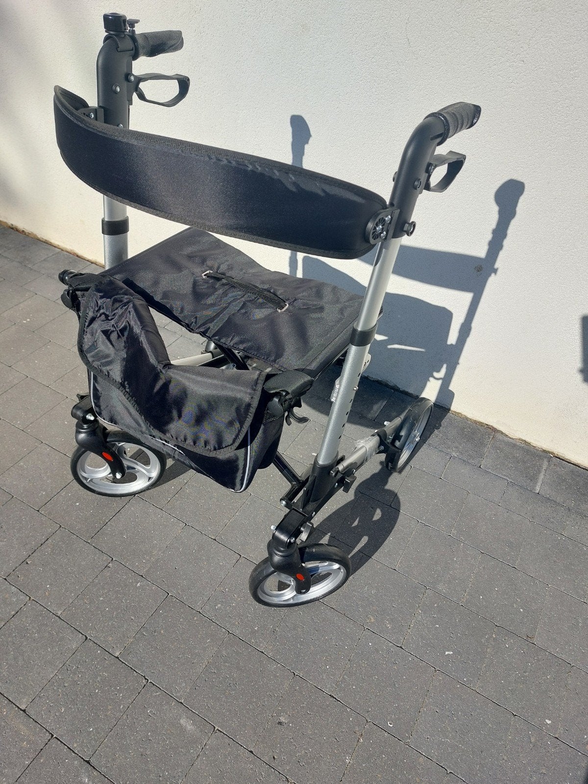 Rollator nieuw een paar keren gebruikt., Ophalen, Lichtgewicht, Zo goed als nieuw