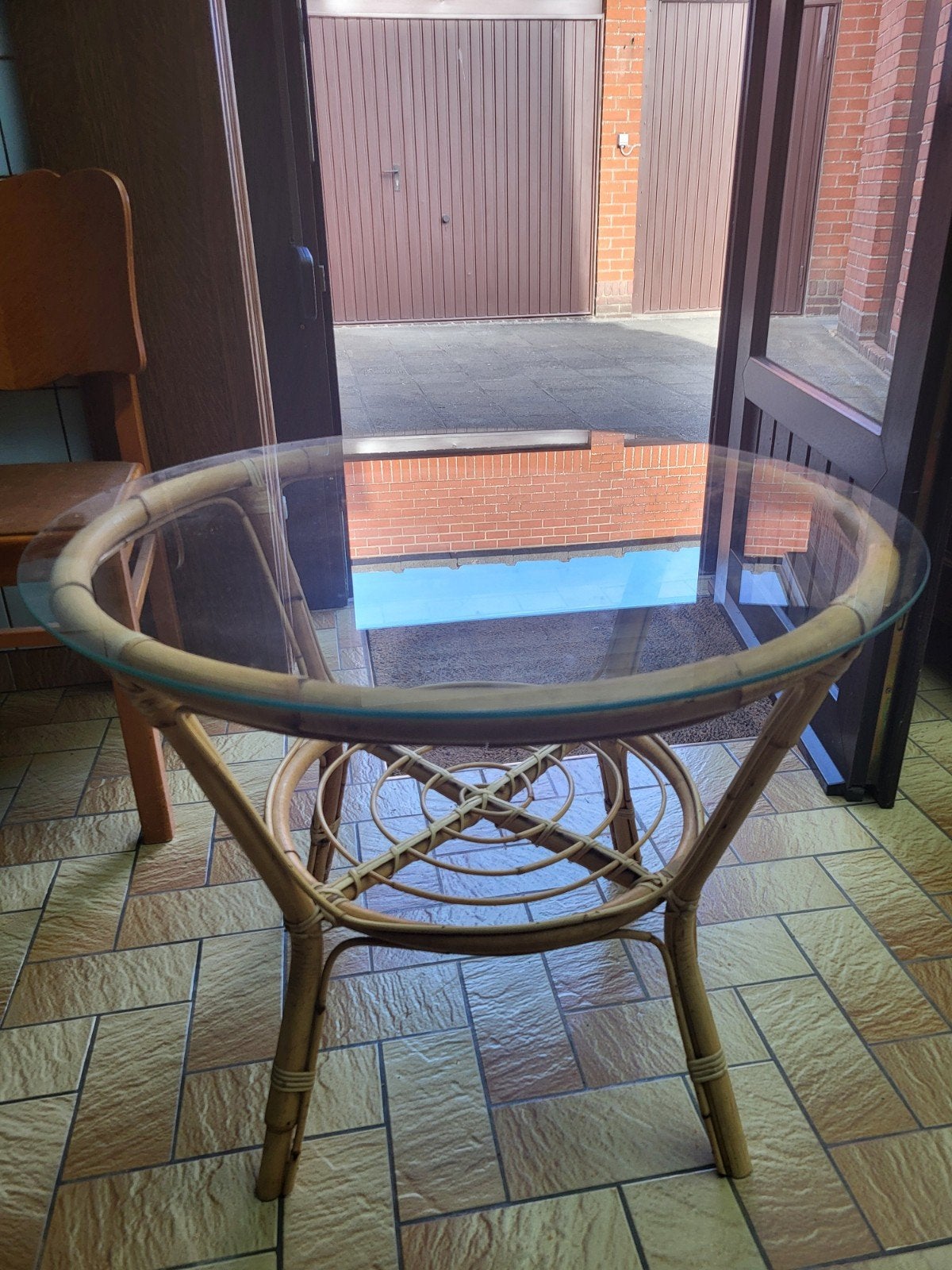ROTAN BIJZETTAFEL met ronde glasplaat, Huis en Inrichting, Overige materialen, Gebruikt, Rond, Ophalen