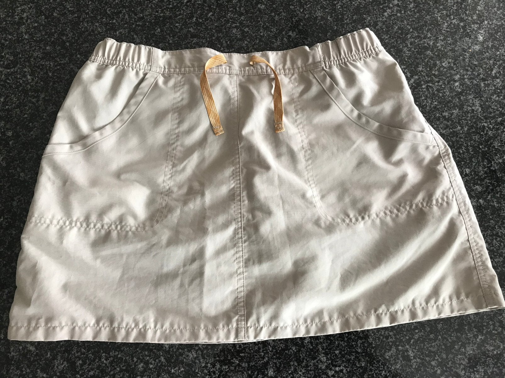 Shortrokje maat M/L, Kleding | Dames, Rokken, Ophalen of Verzenden, Zo goed als nieuw, Maat 38/40 (M), Beige