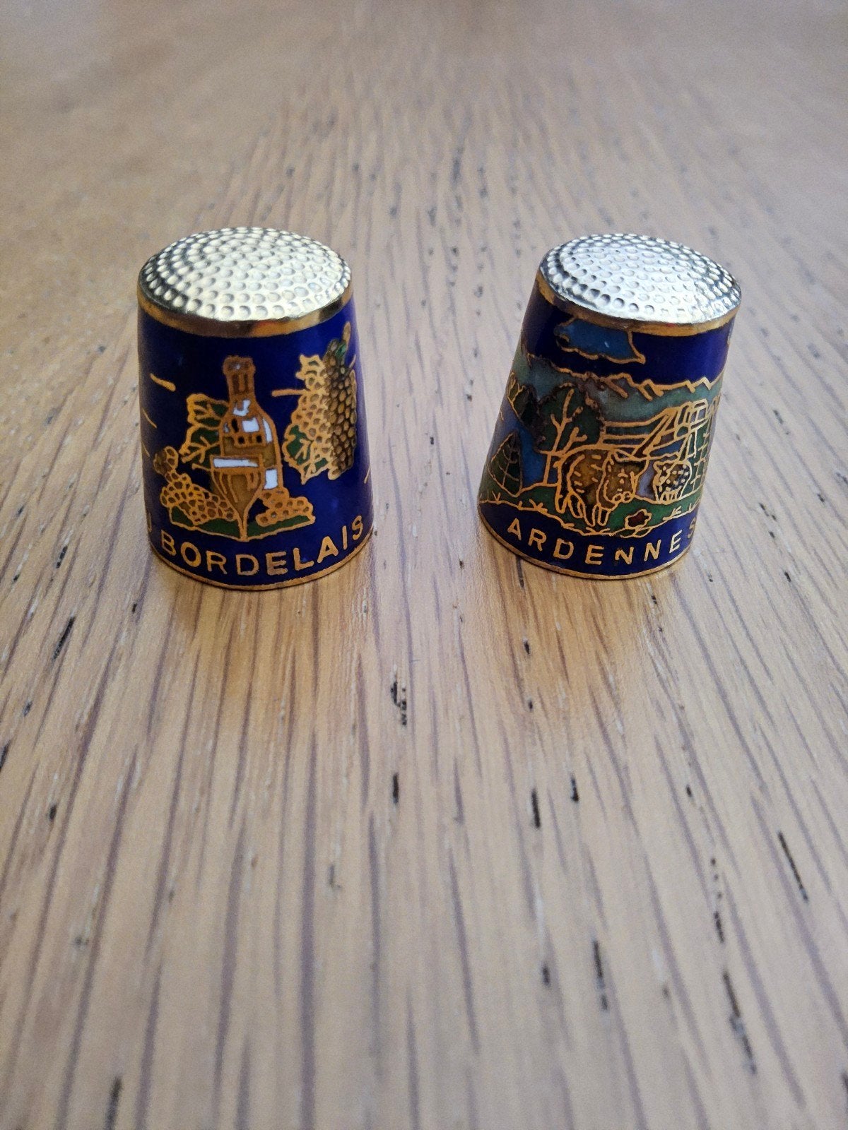des en métal cloisonné, Enlèvement