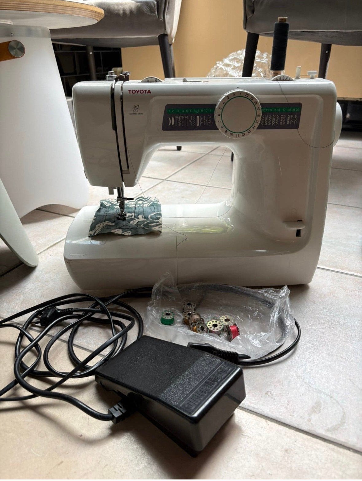 Toyota KB16 RS2000 naaimachine, Hobby en Vrije tijd, Naaimachines en Toebehoren, Ophalen, Zo goed als nieuw, Naaimachine