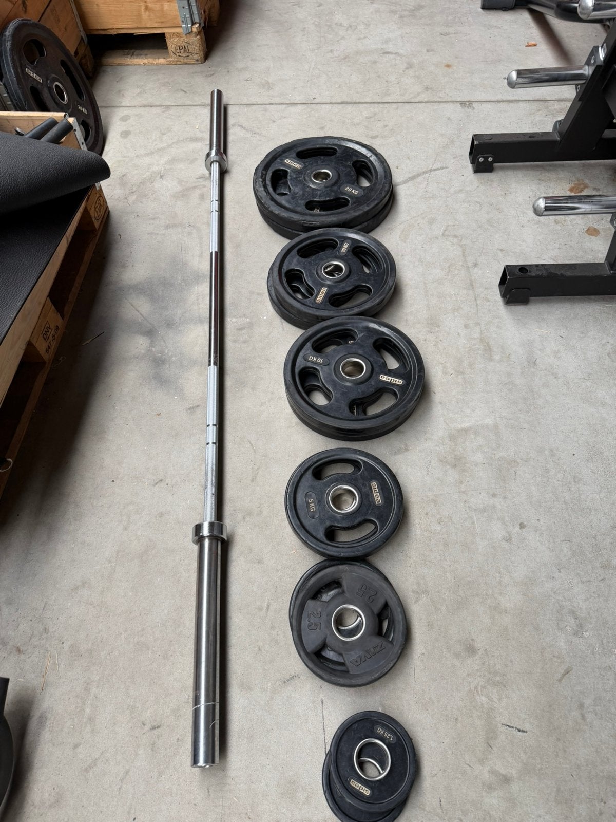 95kg Rubberen Gewichten + Olympische Barbell 220cm ,20kg, Sport en Fitness, Ophalen, Gebruikt, Halterschijven