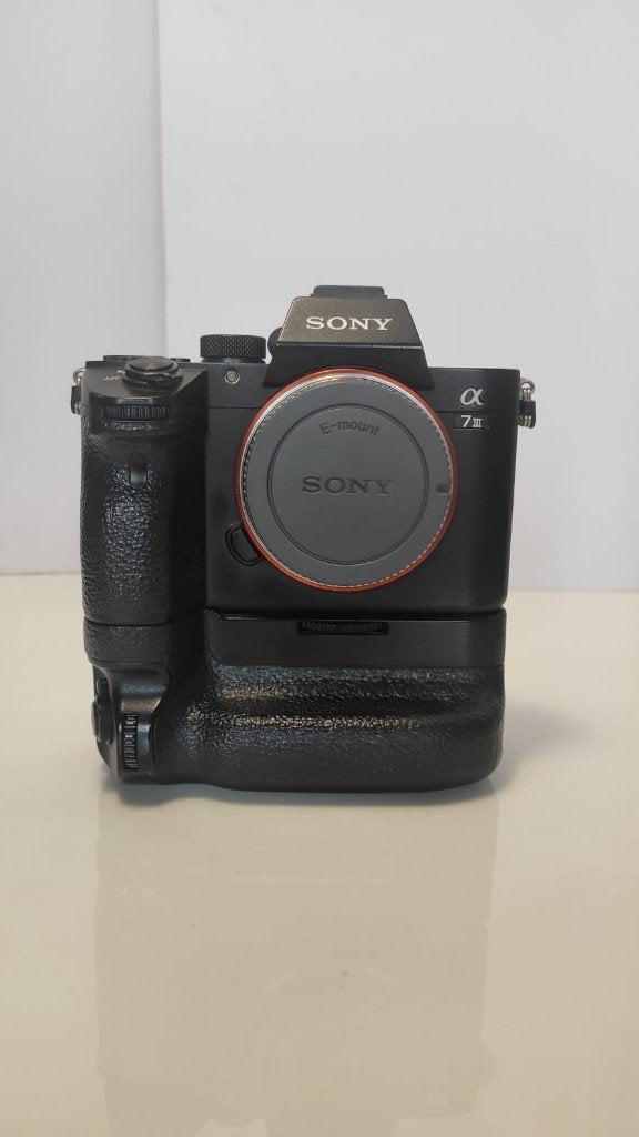 Sony A73 Camera in good condition with vertical grip, Sans zoom optique, Enlèvement ou Envoi, Utilisé, Sony