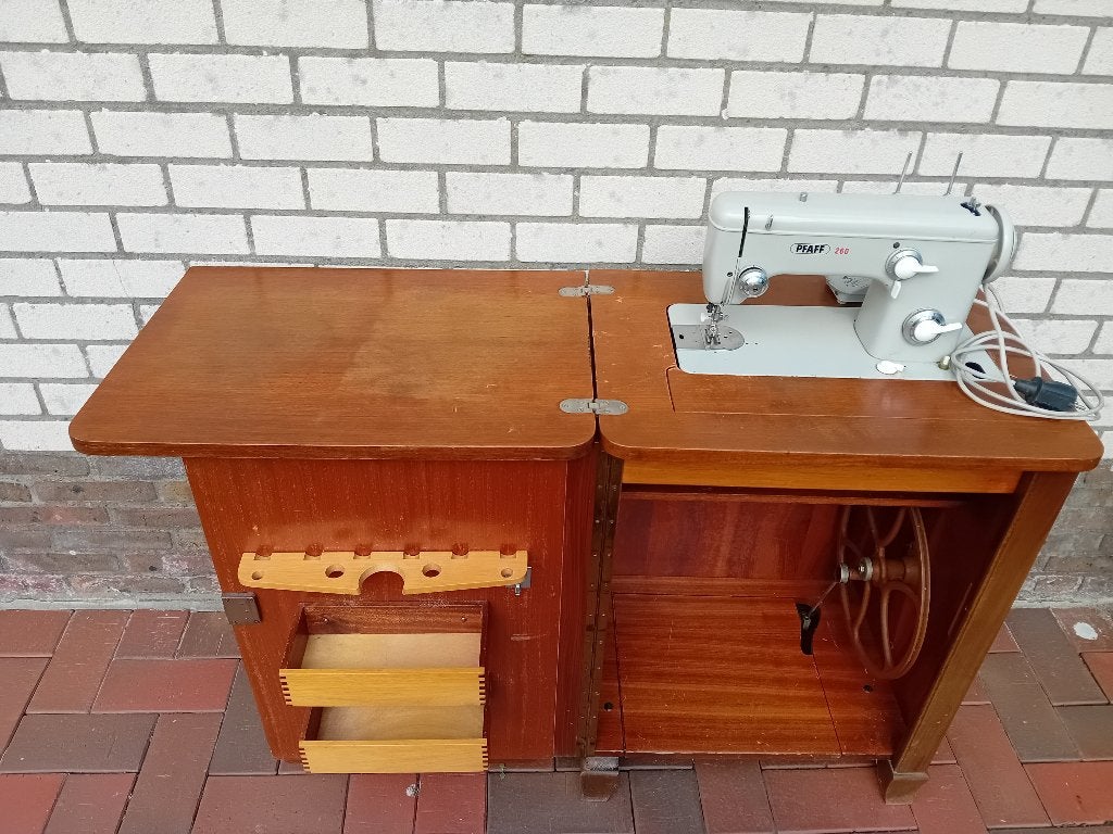 Pfaff 260 naaimachine in meubel met toebehoren, Hobby en Vrije tijd, Naaimachines en Toebehoren, Ophalen, Gebruikt, Naaimachine