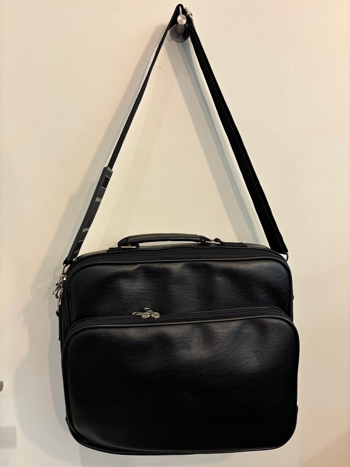 Sac pour ordinateur portable en cuir écologique noir, Enlèvement ou Envoi, Noir, Comme neuf, Sac à bandoulière