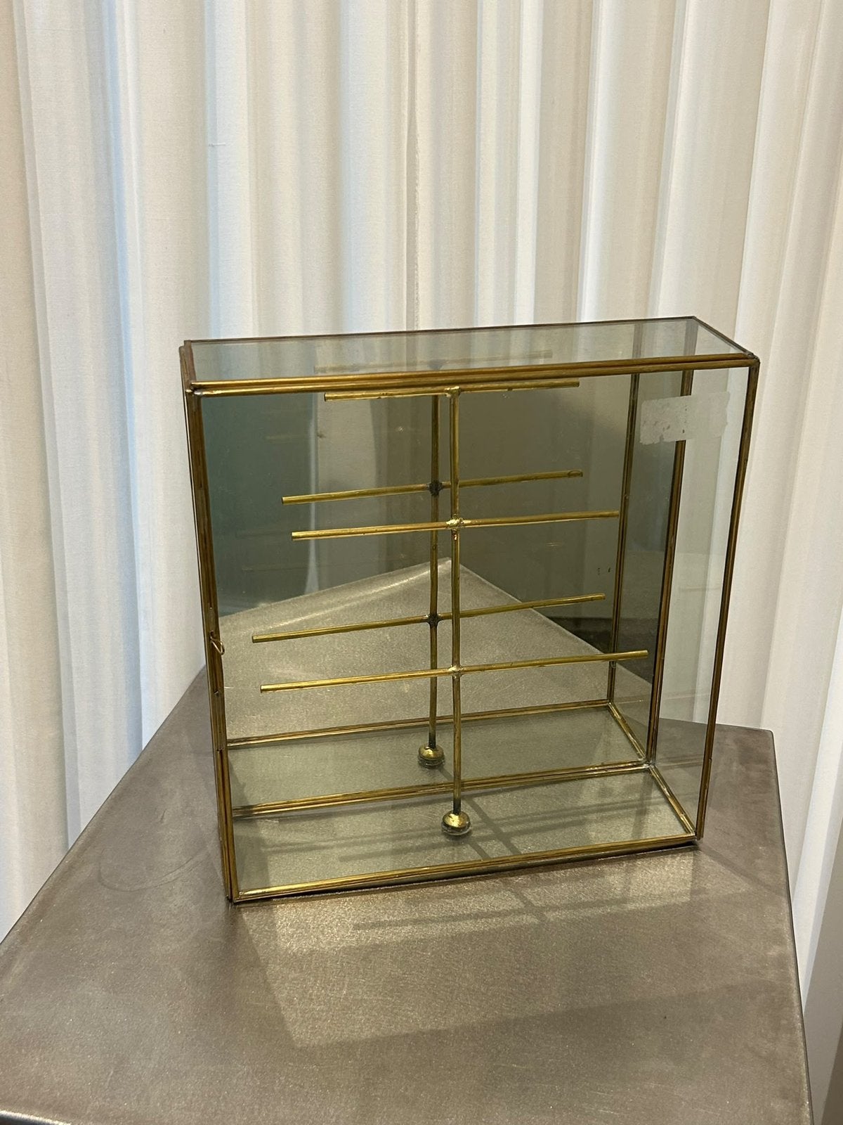 Glazen juwelenvitrine met messing standaard, Huis en Inrichting, Ophalen of Verzenden, Zo goed als nieuw