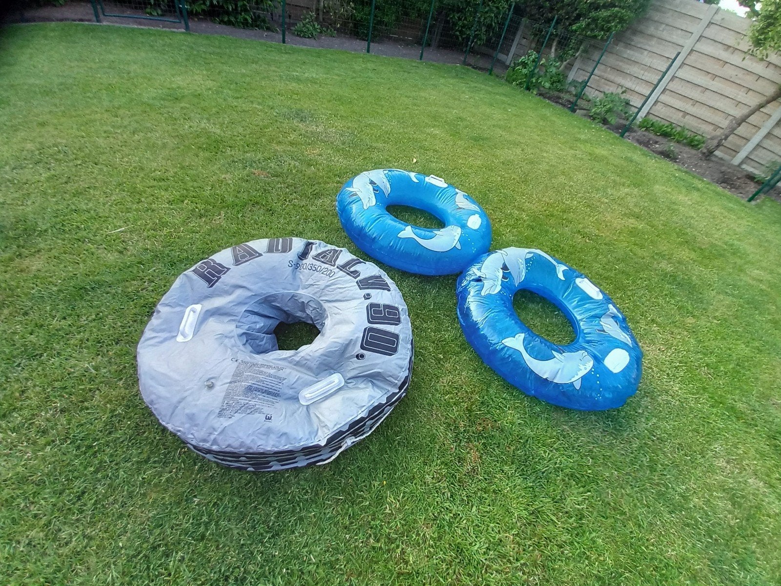 Drie zwembanden en lucht matras, Ophalen