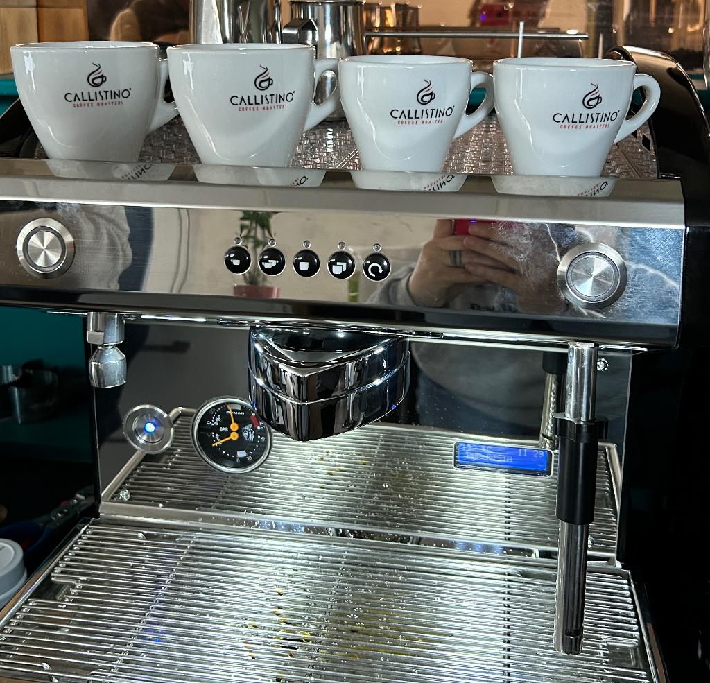 Topklasse koffiemachine. 2 tassen tegelijk., 10 kopjes of meer, Koffiemachine, Koffiebonen, Zo goed als nieuw