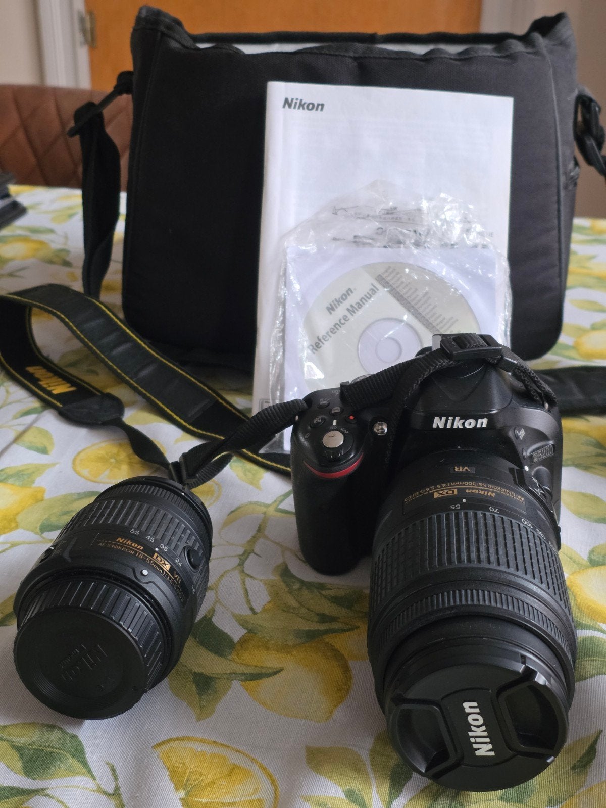 Nikon D5200 + 2 objectifs + sac, Enlèvement, Comme neuf, Batterie, Nikon
