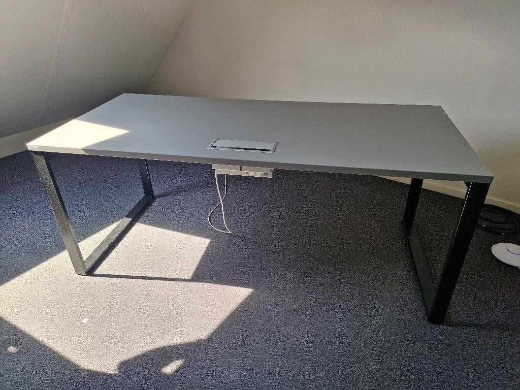 4 x Stevige bureau's met stopcontact te koop - TOPPRIJZEN!, Huis en Inrichting, Bureaus, Ophalen, Hout, 180 cm, Zo goed als nieuw