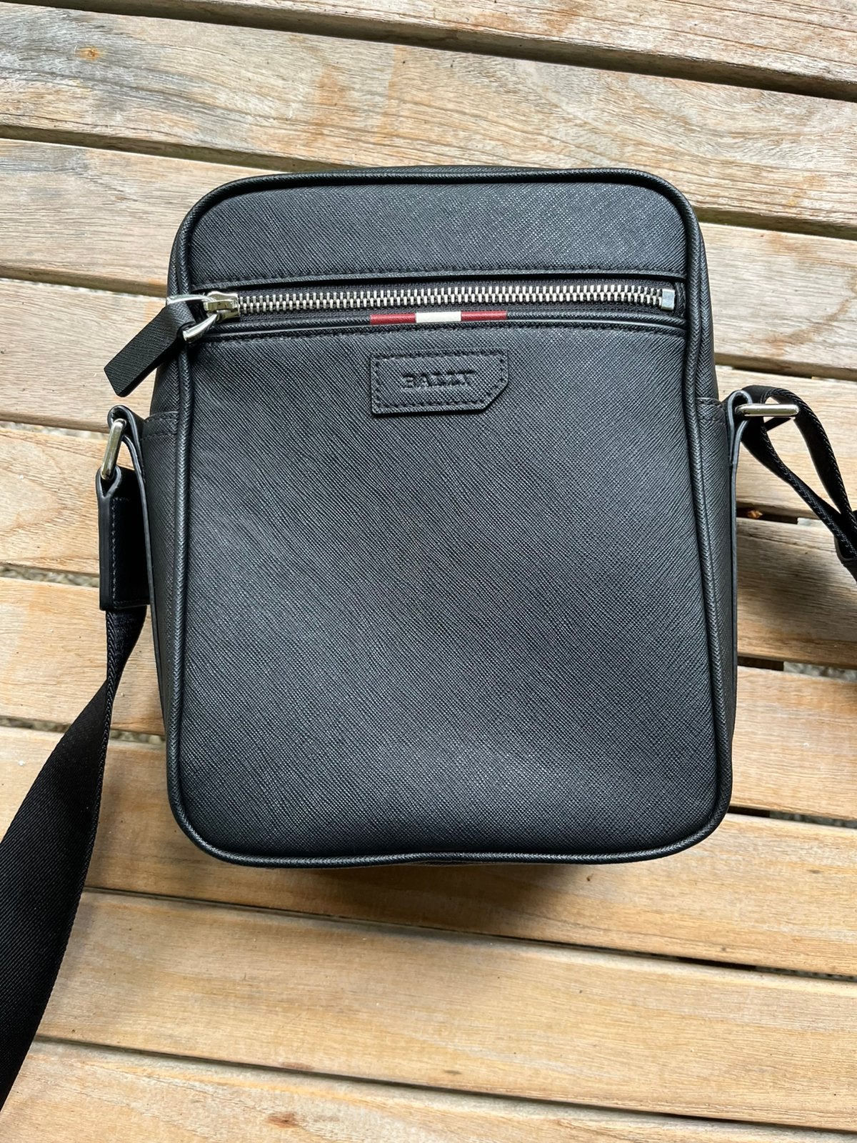 Nieuwe Bally Pablo getextureerde leren schoudertas, Ophalen, Zwart, Minder dan 40 cm, Minder dan 20 cm