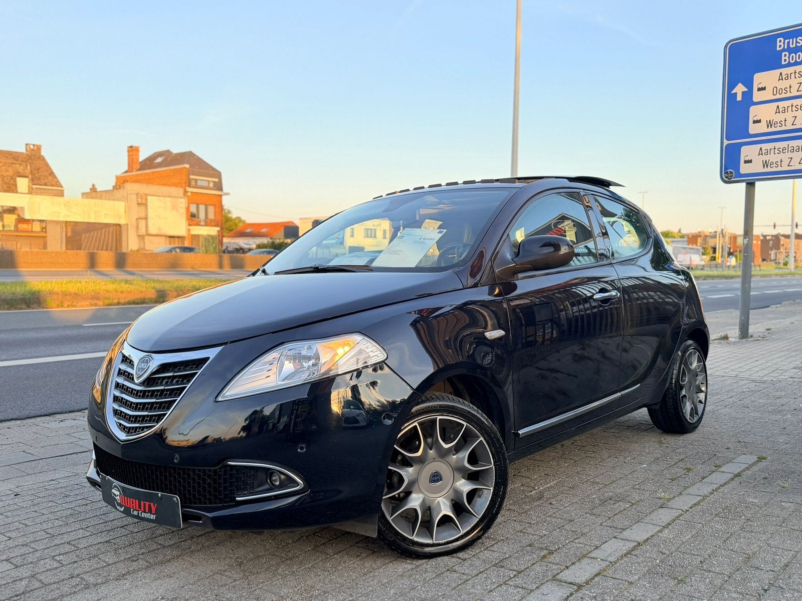 Lancia Ypsilon TwinAir Automaat 2012 088000km Panodak Leder, Autos, Cuir, Essai à domicile, Entreprise, Entretenue par le concessionnaire
