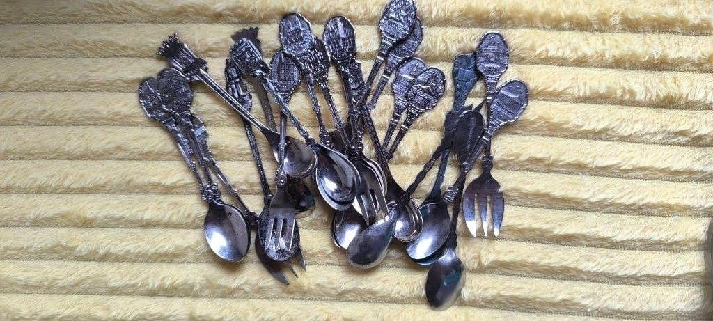 20 petites cuillères de collection, Antiquités & Art, Enlèvement ou Envoi