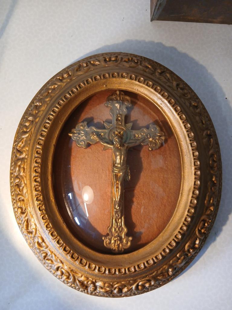 Crucifix /wandkruisbeeld achter bol glas, Antiek en Kunst, Antiek | Religieuze voorwerpen, Ophalen