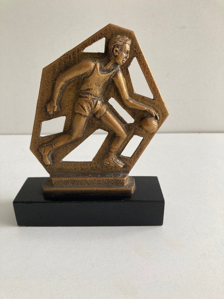 Vintage basketbaltrofee in brons op houten voet( Piessens ), Ophalen of Verzenden, Zo goed als nieuw, Beeldje of Poppetje