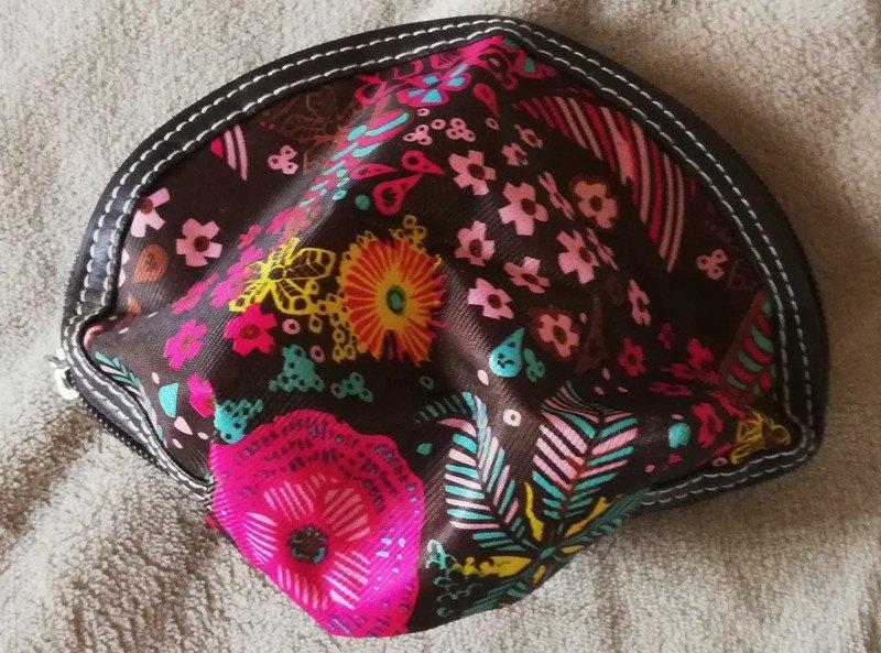 Kleine ovale bruine pennenetui met bloemenpatronen, Handtassen en Accessoires, Toilettassen, Ophalen of Verzenden, Nieuw, Bruin