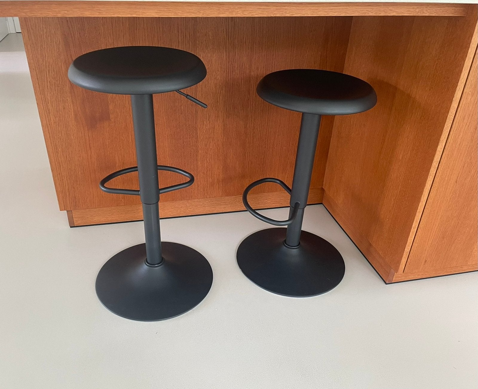 Barkrukken, Huis en Inrichting, Barkrukken, 2 krukken, Ophalen, Zo goed als nieuw, 60 tot 90 cm