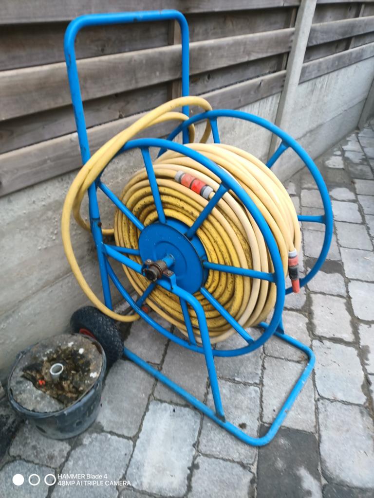 Haspel met ongeveer 50 meter waterdarm, Ophalen