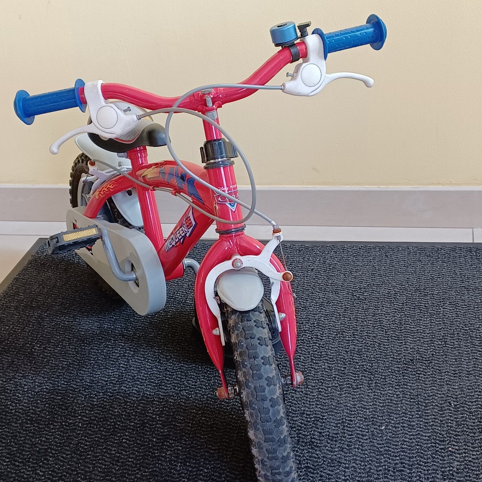 Stoere Disney Cars Bliksem McQueen Kinderfiets – 12 inch, Ophalen, Zijwieltjes, Gebruikt, Minder dan 16 inch