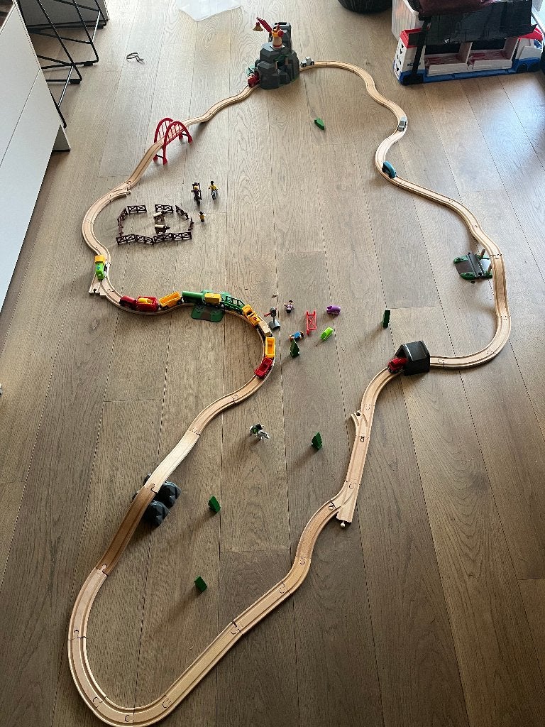 BRIO  treinset met berg, kraan, bruggen, wissels, treinen, Ophalen, Zo goed als nieuw