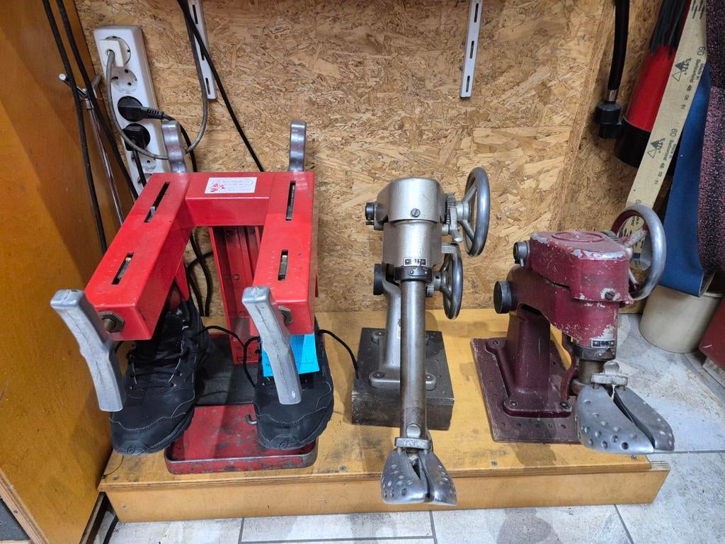 schoenen oprek Leesten machines 3 stuks € 300, Ophalen