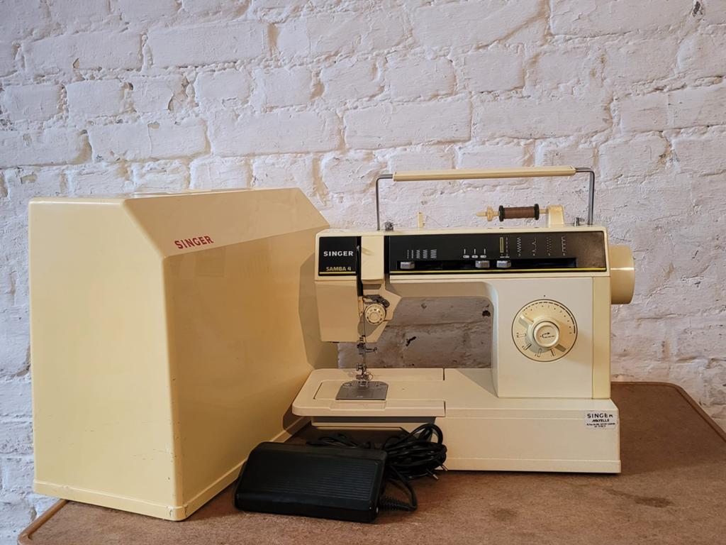 Singer Samba 4 naaimachine met tas en pedaal., Ophalen, Zo goed als nieuw, Naaimachine, Singer