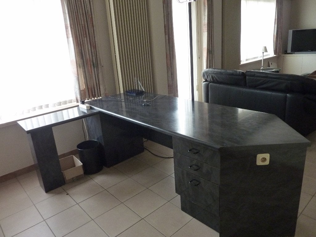 bureau in kunststof kleur zwart/donker grijs, Ophalen, Stopcontact, Grijs, Kunststof