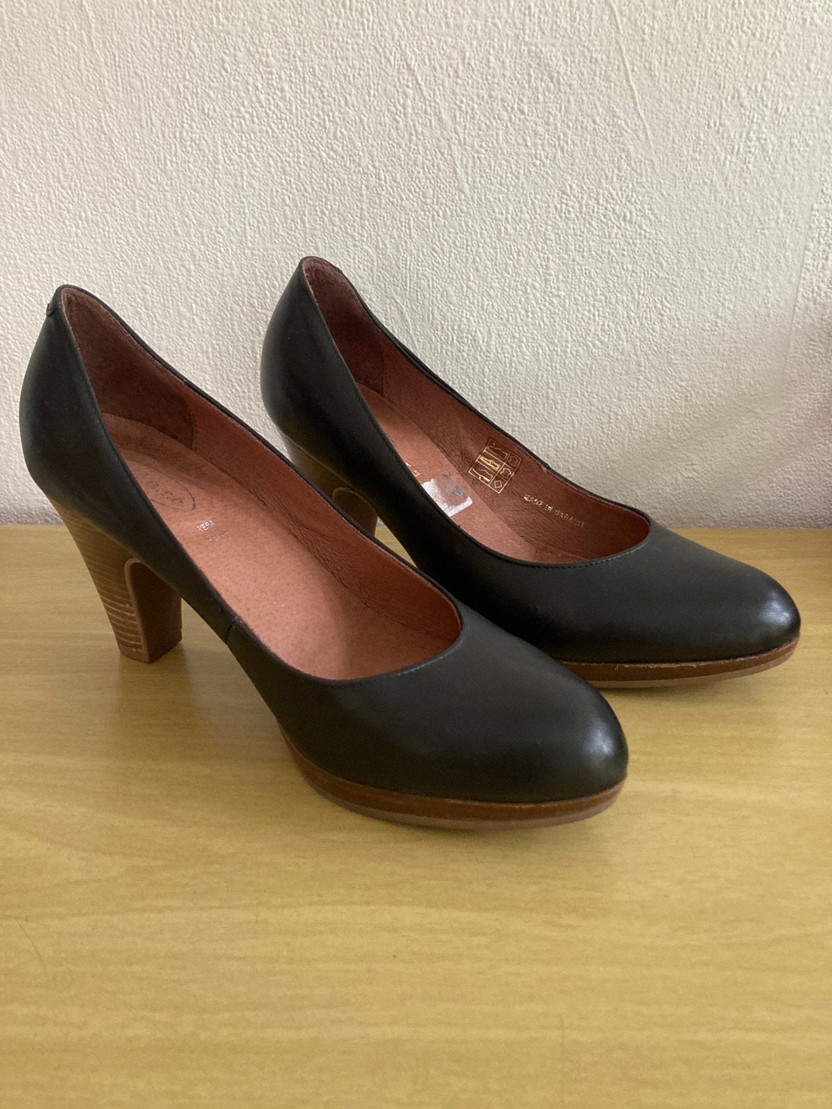 Piure , zwart met hak , maat 38, Enlèvement ou Envoi, Comme neuf, Chaussures basses, Noir