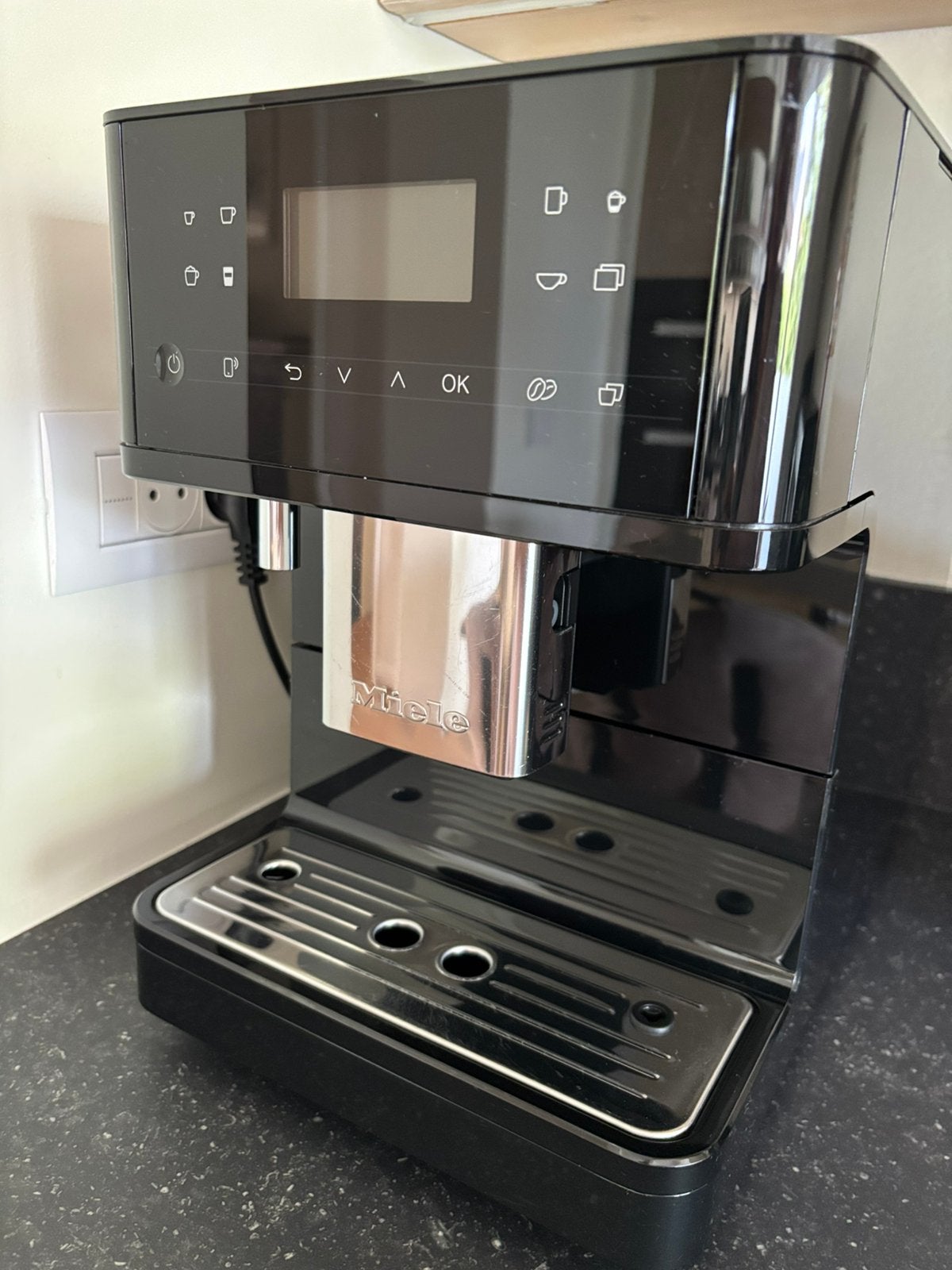 Machine à café entièrement automatique Miele, Electroménager, Réservoir d'eau amovible, Café moulu, Utilisé, 10 tasses ou plus