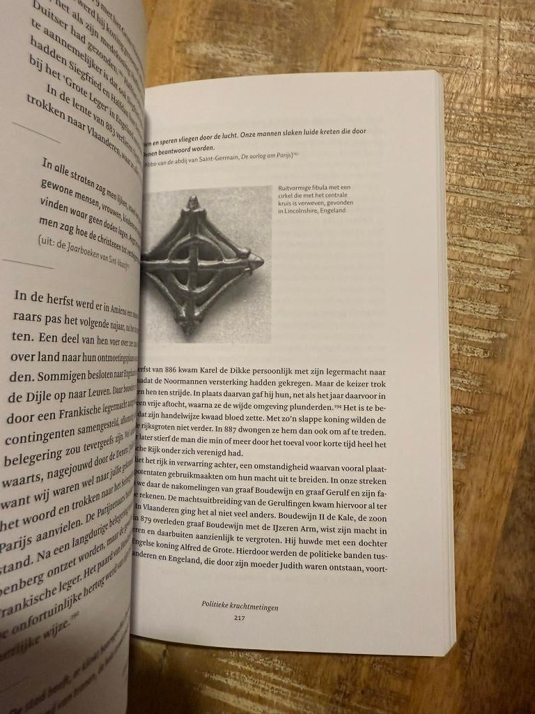 Vikingen, Noormannen in de Lage Landen - Luit van der Tuuk, 14e eeuw of eerder, Luit van der Tuut, Ophalen of Verzenden, Zo goed als nieuw