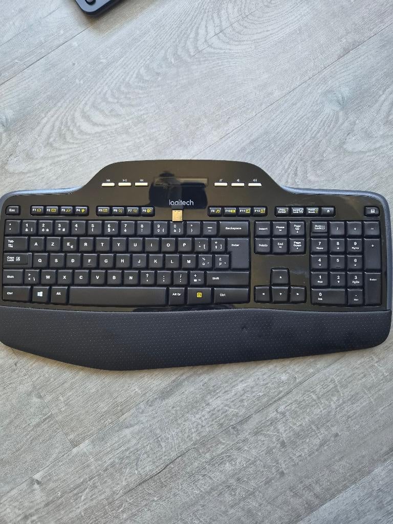 Logitech MK710 Wireless Keyboard – Met Logitech receiver, Ophalen of Verzenden, Azerty, Zo goed als nieuw, Ergonomisch