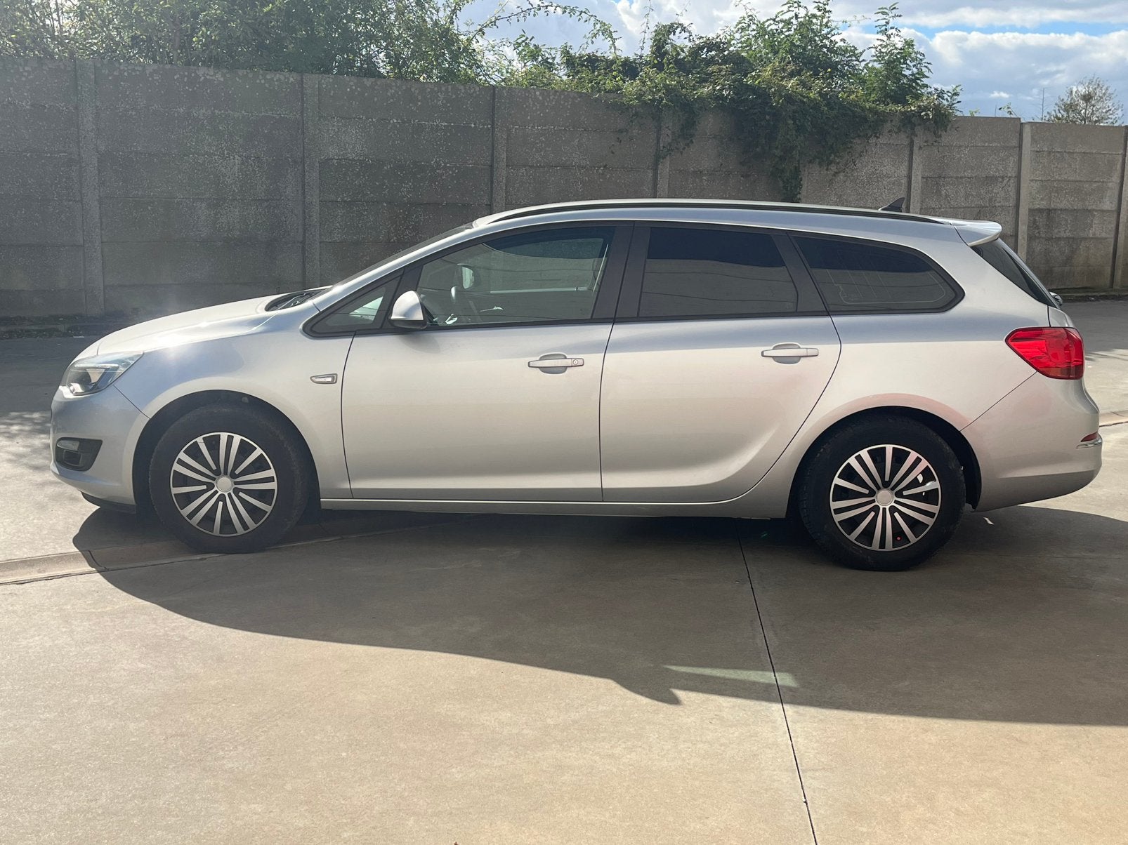 Opel Astra Break 1.4 Essence 2015 avec 137000km*GPS*PARFAIT*, Autos, Achat, Ordinateur de bord, Entreprise, Noir