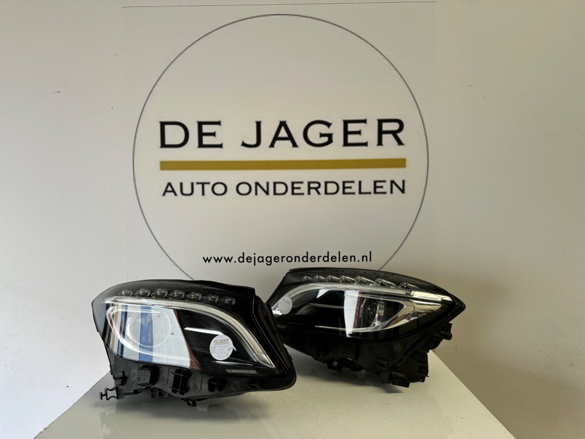 ENSEMBLE DE PHARE HAUTE PERFORMANCE MERCEDES CLASSE C W205, Mercedes-Benz AG, Mercedes-Benz, Utilisé, Mercedesstrasse 120
70372  Stuttgart, DE