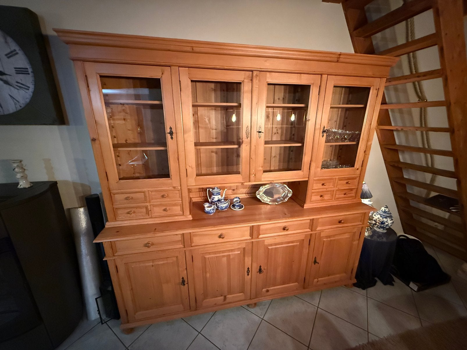 Vitrine et table à manger avec 8 chaises, Enlèvement, Comme neuf